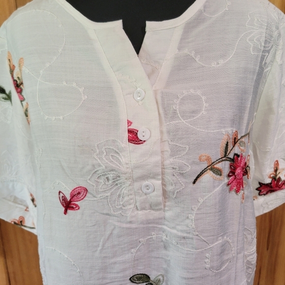 White Floral Embroidered Blouse - Picture 5 of 15